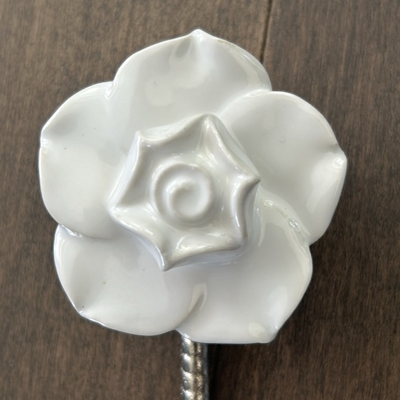 ANTHROPOLOGIE White Rose Ceramic Wall Hook, Silver Metal Twist, Home Decor - Picture 5 of 6